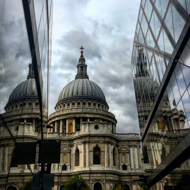 对面建筑窗户上的圣保罗大教堂的倒影图片下载