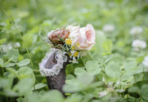 婚礼花手镯在草地上，与松果和玫瑰。图片下载