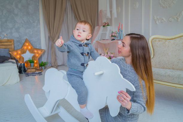 小男孩在木马上玩图片下载