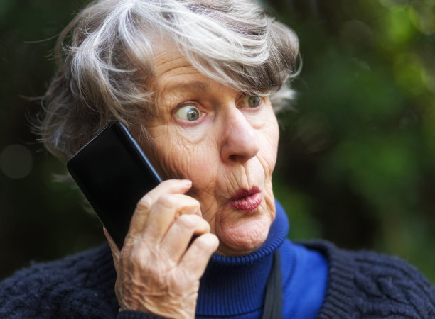 老妇人用手机的样子很震惊图片下载