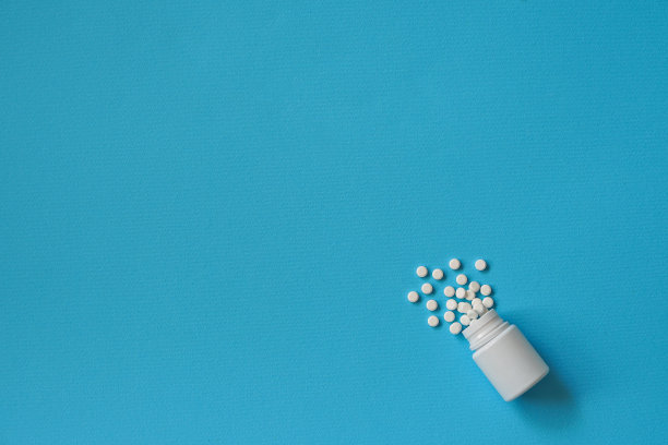 各种药物，药片，胶囊和瓶子在蓝色的背景。毒品和各种麻醉药品。为文本复制空间。设计素材照片图片下载