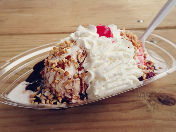 冰淇淋圣代图片下载