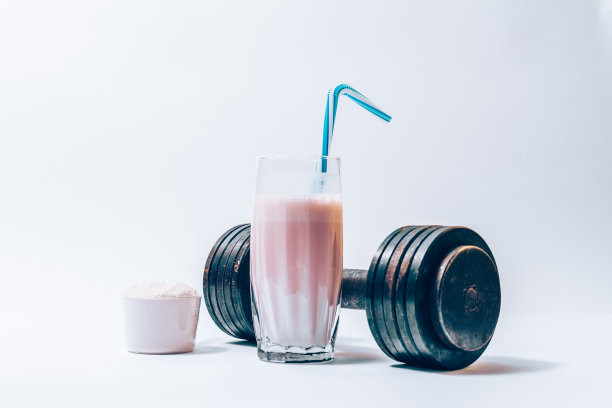 一杯带吸管的蛋白奶昔图片下载