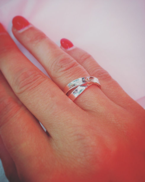 精致的手，玫瑰戒指和红色指甲油图片下载