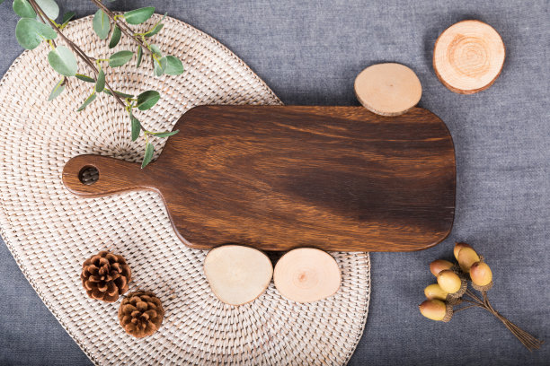 秋意木桌，水果桌。在灰色的桌布上准备一顿丰盛的饭菜，一张可以用作餐桌菜单的菜板图片的照片。图片下载