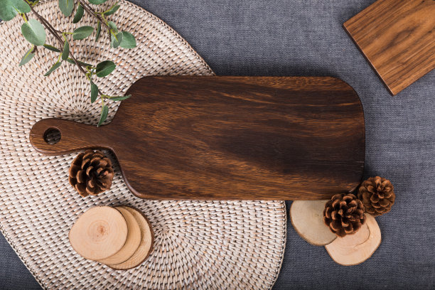 秋意木桌，水果桌。在灰色的桌布上准备一顿丰盛的饭菜，一张可以用作餐桌菜单的菜板图片的照片。图片下载