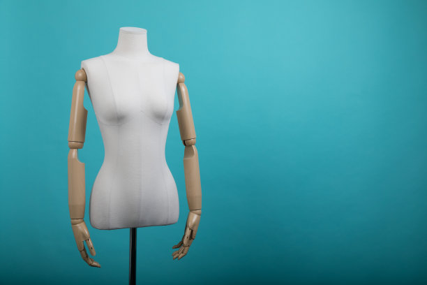 白色人体模型站在灯光墙。图片下载