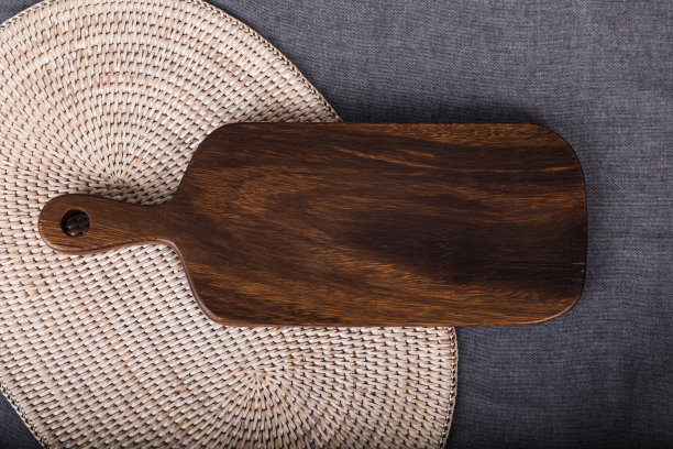 秋意木桌，水果桌。在灰色的桌布上准备一顿丰盛的饭菜，一张可以用作餐桌菜单的菜板图片的照片。图片下载