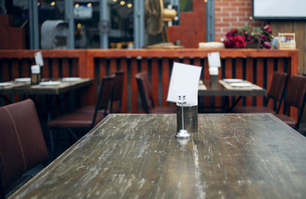 一张餐厅户外桌椅照片图片下载