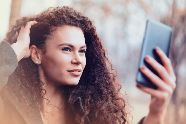 漂亮的年轻女子在自拍图片下载