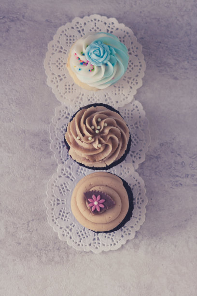 三个纸杯蛋糕和桌布图片下载