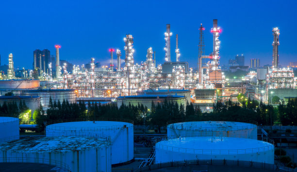 黄昏时分的石油天然气炼制工业工厂。图片下载