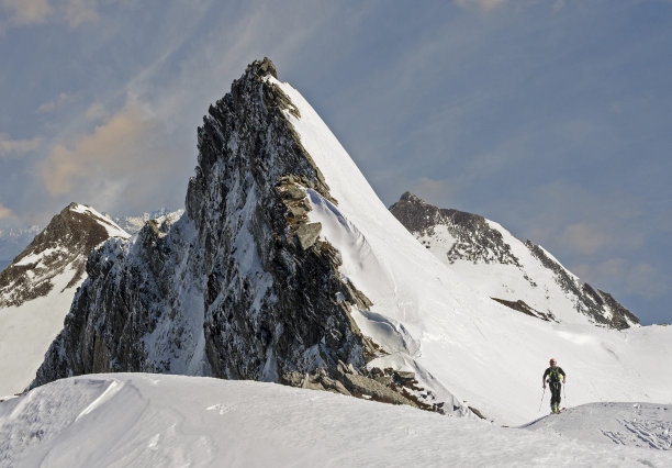 滑雪者做滑雪登山与一个巨大的PIC在他的背后图片下载