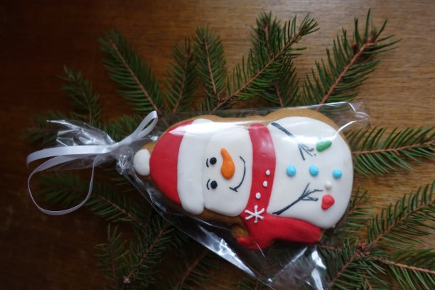 姜饼雪人和云杉树枝在木桌上图片下载