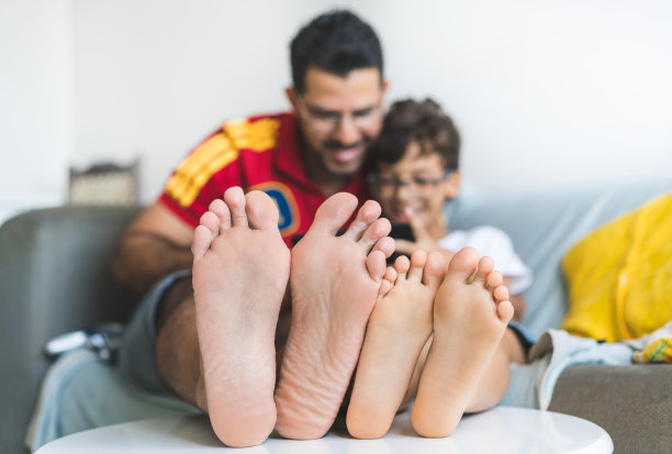 父子脚图片下载