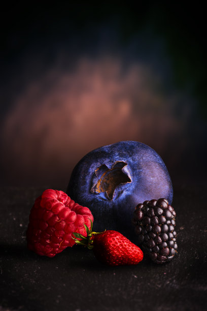 超现实主义红色水果，覆盆子，黑莓，草莓，蓝莓图片下载