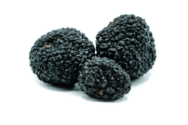 三个黑松露孤立在白色背景图片下载