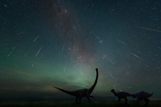 2018年8月13日，在内蒙古二连浩特拍摄的英仙座流星雨图片下载