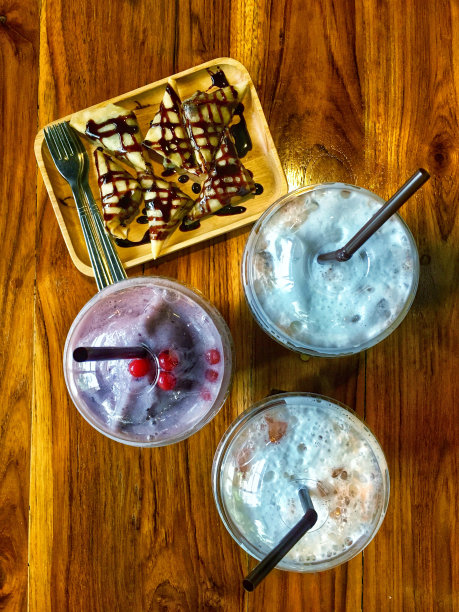 酸奶冰沙，旋转和甜点，俯视图上的天然木桌图片下载