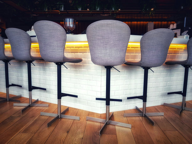 现代风格的咖啡吧与高椅子，咖啡厅内部吧台为饮料和放松在商店。图片下载