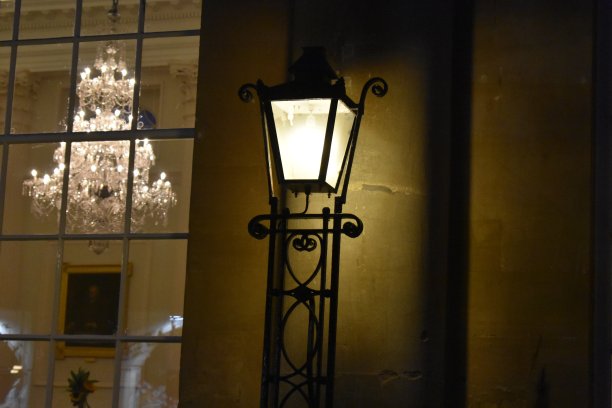 巴斯的一盏昏暗忧郁的灯笼图片下载