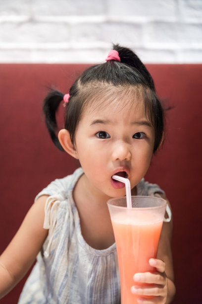 可爱的小女孩喝着饮料图片下载