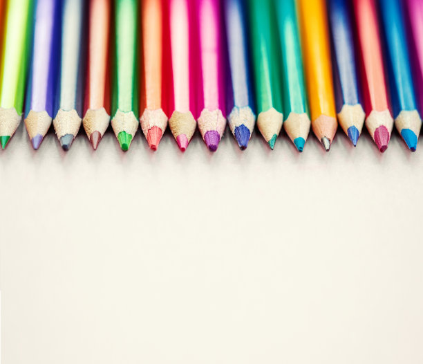在明亮的背景上一排彩色铅笔。关闭了。教育、学校概念。n图片下载