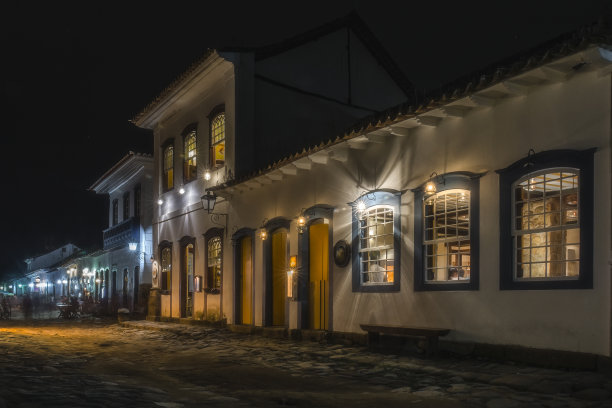 巴西里约热内卢帕拉蒂街头的夜景照片图片下载
