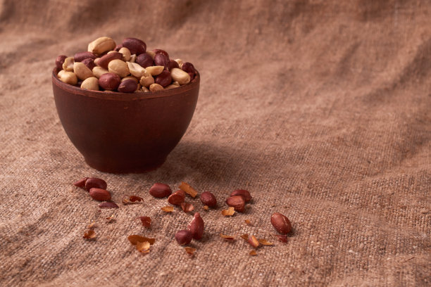 核桃花生泥碗。食用花生。花生收获。油炸花生。坚果的质地。照片的布局。Copyspace图片下载