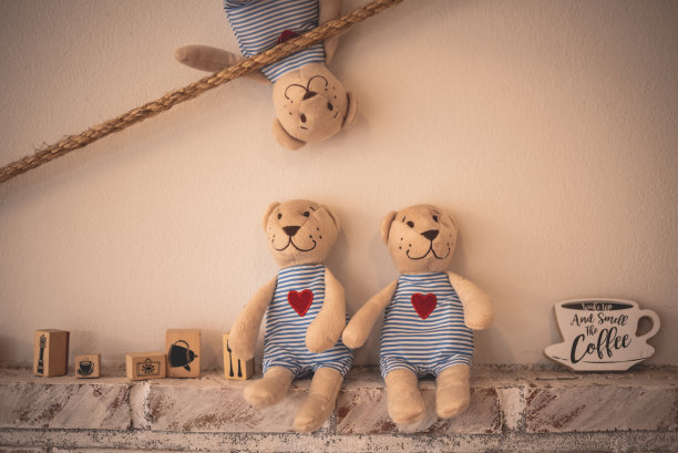 咖啡厅墙上的熊娃娃图片下载