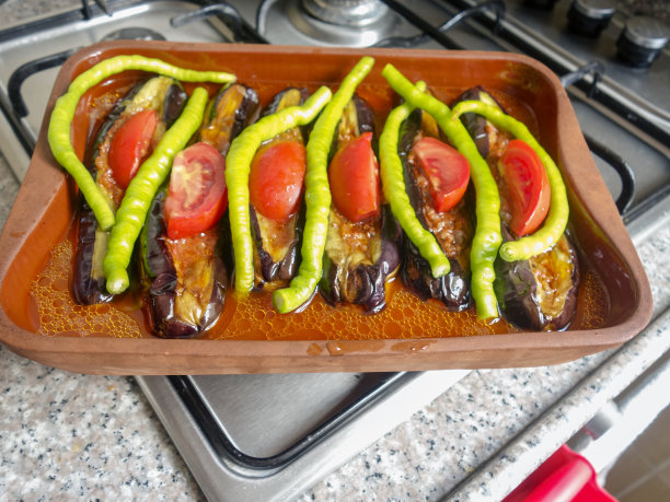 番茄、蒜、胡椒粉与茄子共煮图片下载