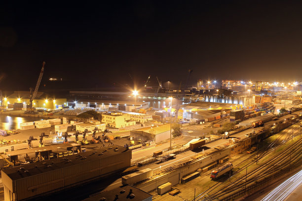 晚上热那亚港口图片下载