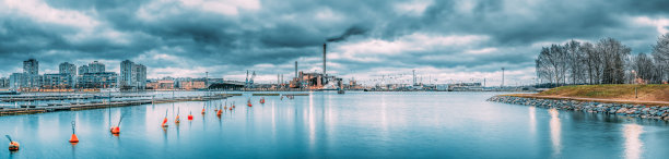 芬兰赫尔辛基。Merihaka区，Hanasaari电厂工业区和Tervasaari岛部分地区的房子的全景夜景图片下载