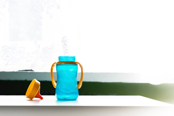 给孩子的瓶子。图片下载