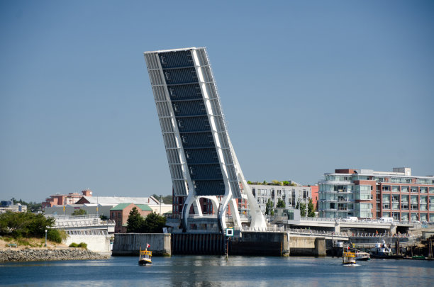 不列颠哥伦比亚省维多利亚镇中心的约翰逊街桥图片下载