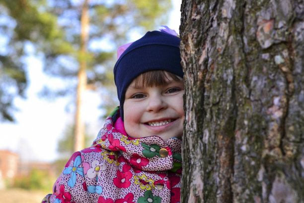 小女孩在秋天的公园里玩耍，笑着。孩子们在公园的户外玩耍。孩子们在森林里徒步旅行。十月阳光明媚的一天，枫树下蹒跚学步的孩子。图片下载