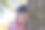 小女孩在秋天的公园里玩耍，笑着。孩子们在公园的户外玩耍。孩子们在森林里徒步旅行。十月阳光明媚的一天，枫树下蹒跚学步的孩子。图片下载