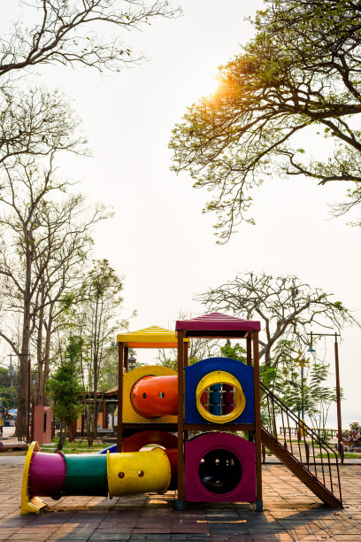 公园里的现代儿童游乐场。图片下载