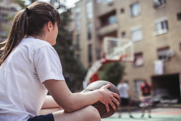 街球场上的女孩图片下载