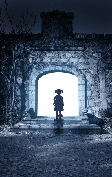 小女孩开着古屋的门图片下载