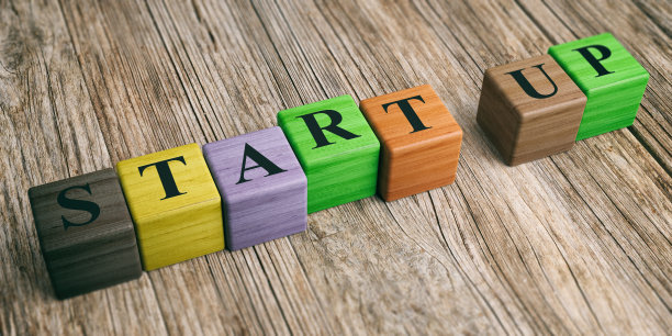 单词启动在木块上。三维演示图片下载