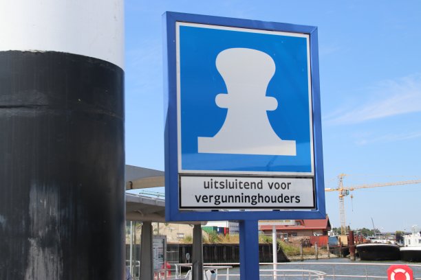 水上系泊标志，对许可船舶或水上巴士有限制。图片下载