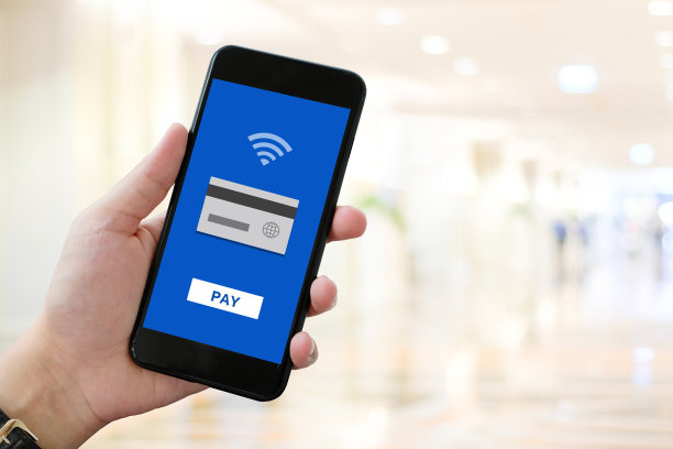 男人手持智能手机，屏幕上显示网上银行支付设备，商业和技术和生活方式图片下载