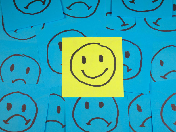 用笑脸贴在悲伤的脸上图片下载