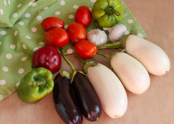 各种蔬菜木桌的背景俯视图。图片下载