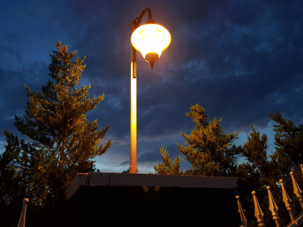 夜间的街道照明，以保护和安全图片下载