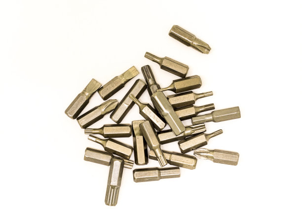 许多头尖从金属方便快捷的方式更换螺丝刀不同的螺丝和螺丝上的白色背景图片下载