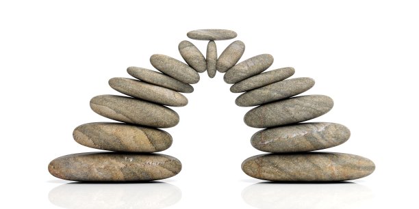 白色背景上的禅宗石头。三维演示图片下载