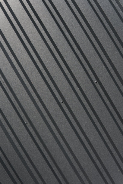 棕色的金属板。站。镀锌钢的无缝表面。工业建筑墙体由波纹金属板制成，背景照片纹理平整。图片下载