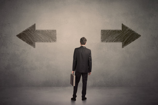 一个商人站在墙上的两支脏兮兮的箭前做了一个决定图片下载